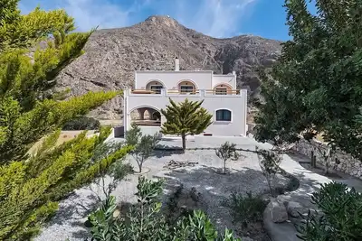 Image de SummerHouse Collection with Jacuzzi in 2k m² plot in Santorini Perissa Beach