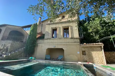Maison en pierre 190 m2 Uzès piscine plein sud avec superbe vue sur les vignes