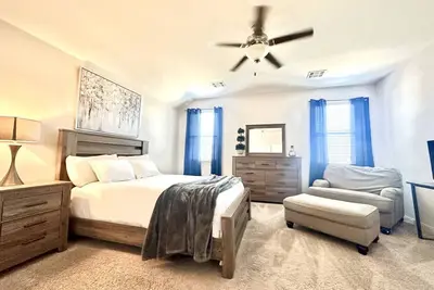 Image de Cozy-4 Bdrm near Airport Faa Outlet Malls