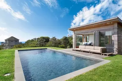 Image de Mid-Century Modern Montauk Beach House with Sweeping Ocean Views, Next to. . .