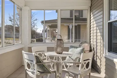 Image de 3br 2bth Walk to Washington Pk Bch, Outlet Mall and Franklin St. W/D Huge bk yd.