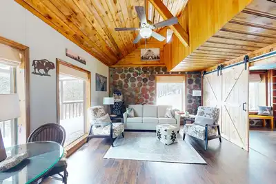 Image de Stunning, custom-built mountain-top cabin with deck, wood stove, & streaming