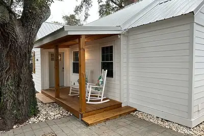 Image de Beautiful, centrally located, updated cottage