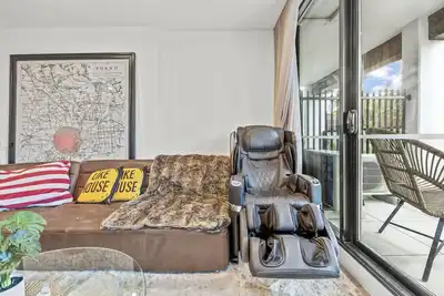 Image de StayAU Modern 2br Townhouse with pool in Oakleigh