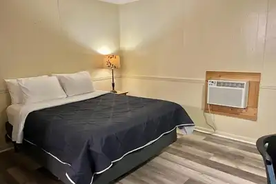 Image de Room 33 - Standard Queen - Sleeps 2 - Harper Motel
