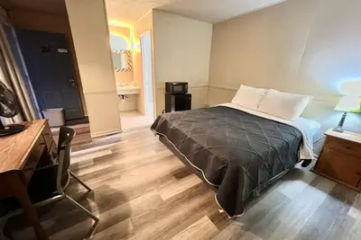 Image de Room 28 - Standard Queen - Sleeps 2 - Harper Motel