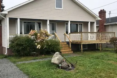 Image de Cozy bungalow in downtown Lewisporte, watch the boats come from the front deck.