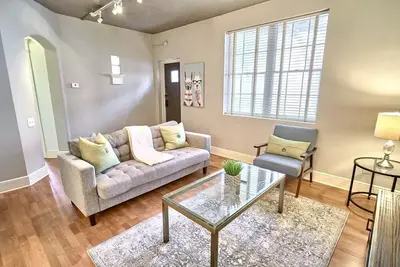 Image de Knight 106: Chic 2br/2ba Apartment in Oak Lawn
