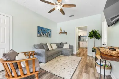 Image de Sunshine House 2|1 Blk to Beach| Close to Mayo