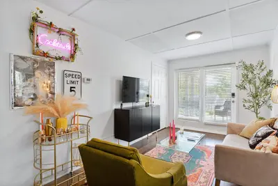 Image de Artsy, Retro and Spacious Home, 6 minutes from Airport with Ample Privacy