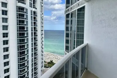 Image de Luxury Beach Resort - Studio w/ Partial Ocean View