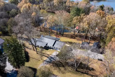 Image de Urban Rustic Lakeside Retreat with Dock, Sleeps 20