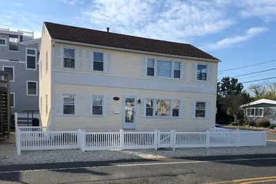 Image de Newly Renovated Oceanside 3 Bdrm, 1 Bath Duplex in Beach Haven - 2nd Flr Unit