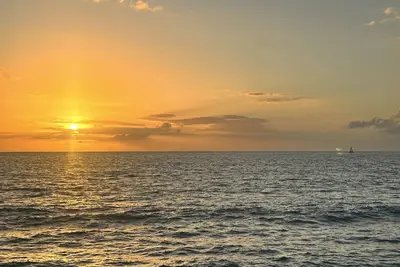 Image de Seafront Sanctuary: Oceanfront Living 30 Feet from the Water at Going Coastal