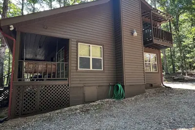 Image de Cozy cabin on wooded acre, fire pit, games, fully equipped
