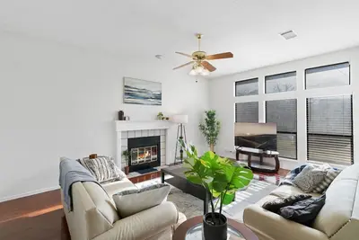 Image de Free Late Check-Out - Comfy King Bed & Big Yard - Near Round Rock Donuts