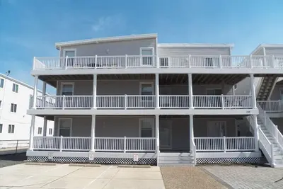 Image de 135 65th Street Unit 14