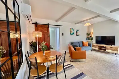 Image de Warm and Sunny Home Steps from Devonport Beaches