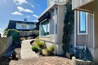 Image de Paradise Awaits by Cheltenham Beach!