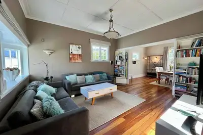 Image de Perfectly spacious, modern living with a spa.