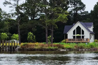 Image de Secluded waterfront getaway with hot tub, fire pit, and private dock.