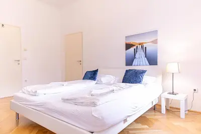 Image de Wiener Stadthalle 2br City Stay w/ King Beds