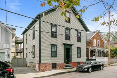 Image de Two Bed, Two Bath, two blocks from water, downtown Newport summer rental.