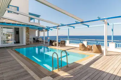 Villa \"Blue Waves View Andros\" avec vue sur la mer, piscine privée et Wi-Fi