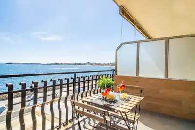 Image de Appartement de vacances \"Il Fronte Mare Di Naxos Luxury Home\" avec vue sur la mer, balcon et Wi-Fi