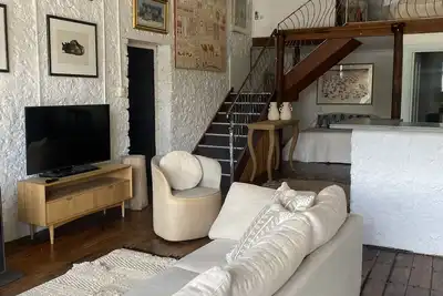 Image de Stunning and Spacious Loft-Style Apartment in Historic Auburn