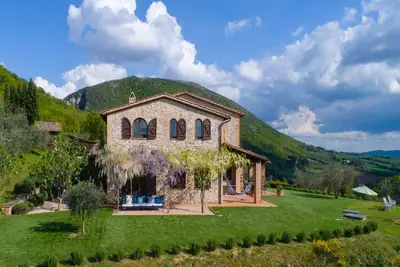 Image de Villa en Ombrie avec Piscine et Vue