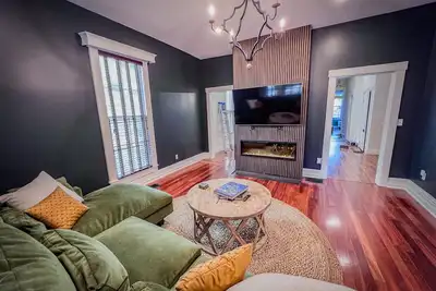 Image de Stylish historic home, 10ft ceilings, pet friendly private fenced in back yard!