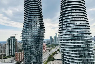 Image de Luxury Condo near square one mall and close to airport.
