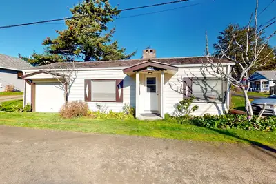 Image de Dog-friendly downtown home near beach with streaming, fireplace, fast WiFi, W\/D
