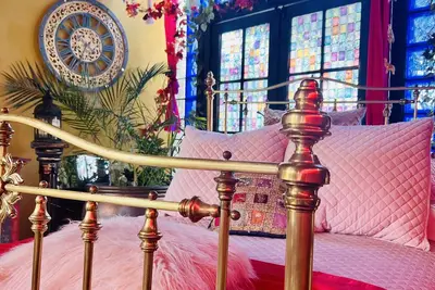 Image de Fairytale spa & pool retreat near the beach, A colourful Artists home