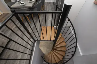Image de Stylish Duplex Retreat: 5 Br, 3 Ba with Chic Decor.