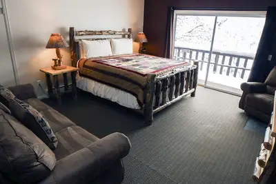 Image de Studio Style Condo with Full Kitchen and Spacious Deck