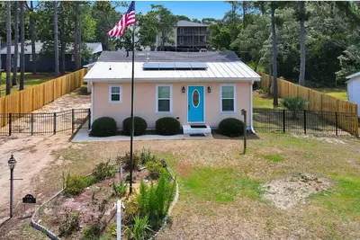 Image de \"Oak & Olive\" 2 Bedroom 2 Bath Pet Friendly Home!
