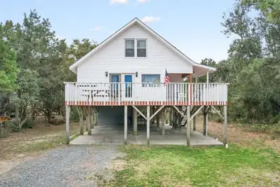 Image de \"Faith\" a 4 Bedroom 2 Bath Home w/ a Canal View!