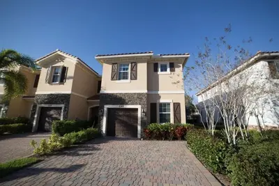 Image de Move-in ready townhouse in sought-after Charleston Commons gated community.