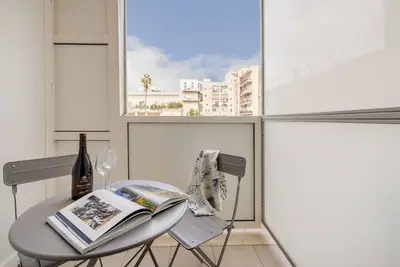 Lux 10 - Station & University Apartment