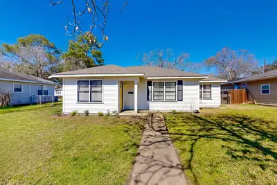 Image de Dog-friendly home near downtown Bay City with streaming, washer/dryer, & Ac