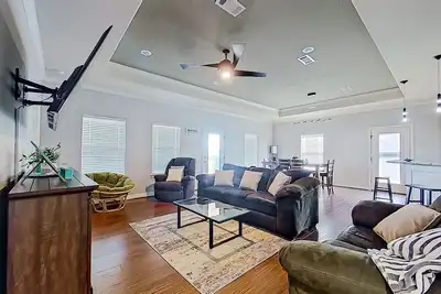 Image de Stunning coastal retreat with partial ocean views & wraparound deck - dogs Ok