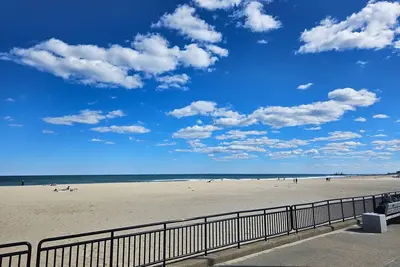 Image de Walk to Beach-Newly renovated home with open layout, partial Ac and parking