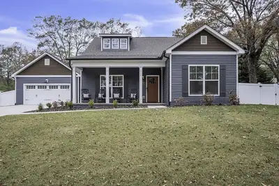 Image de Luxury 4br Home with Screened Porch & Fenced Yard