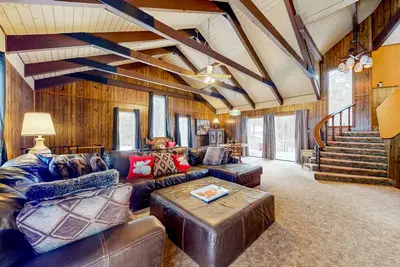Image de Spacious home with private deck, game room, fireplaces, & on-site tennis