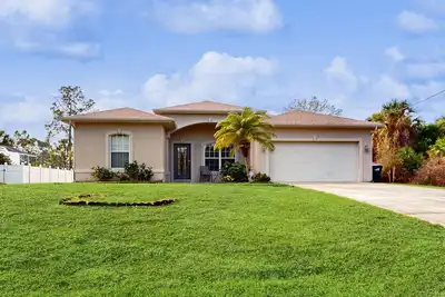 Image de Snowbird-friendly oasis with lanai, grill, W/D & lush yard - near golf & beaches