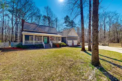 Image de Creekside home with firepit, yard games, deck, wood stove, & W\/D