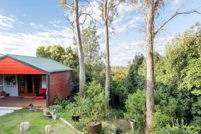 Image de A house in Wentworth Falls with a great entertaining deck, firepit & wood burner