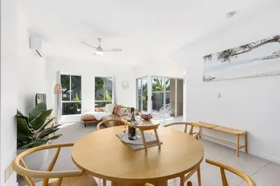 Image de 600m to esplanade - Spacious + Everything you need